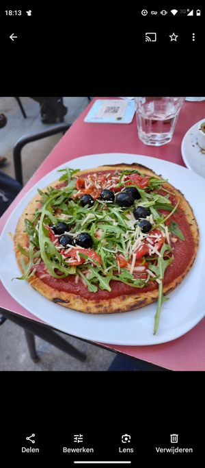 Pizza at Jardin Urbano in Valencia