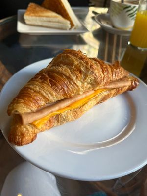 Croissants with ham and cheese at Jardin Urbano in Valencia