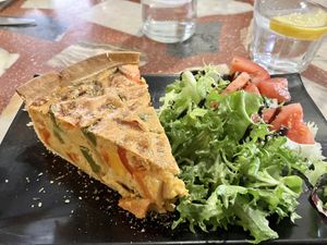 Delicious quiche😋  at Jardin Urbano in Valencia