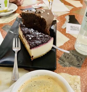 Vegan Chocolate cake and  best vegan cheesecake I’ve taste! So good 🌟🌟🌟🌟🌟  at Jardin Urbano in Valencia