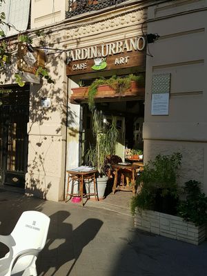 the outside at Jardin Urbano in Valencia