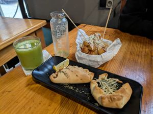 Smoothie, hazelnut potatoes and empanadas at Jardin Urbano in Valencia