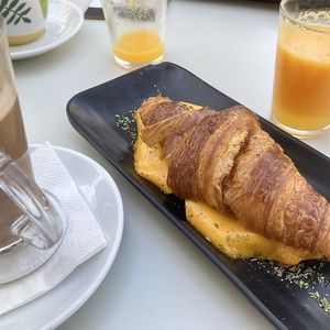 Cruasán con queso y jamón vegetal  at Jardin Urbano in Valencia