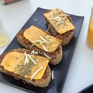 Tostadas de sobrasada con queso vegano  at Jardin Urbano in Valencia