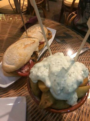 Bocadillo y patatas bravas at Jardin Urbano in Valencia