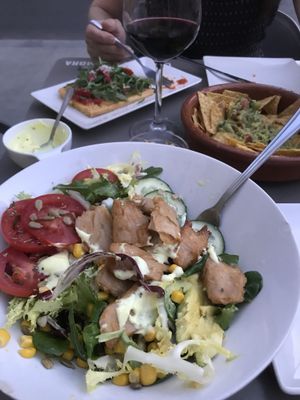 Caesar salad, guacamole and farinata pizza at Jardin Urbano in Valencia