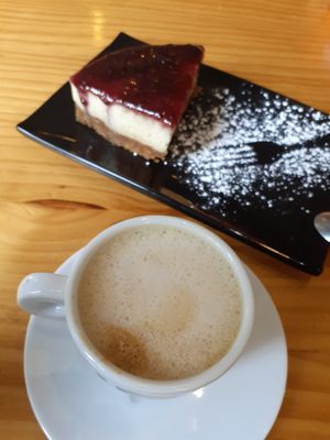 Coffee with almond milk and cheesecake at Jardin Urbano in Valencia