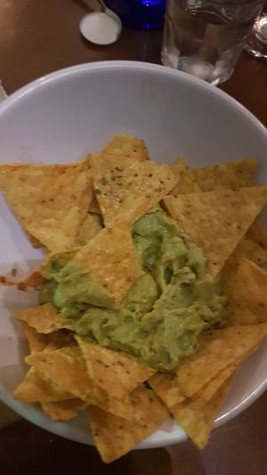 nachos con guacamole at Jardin Urbano in Valencia