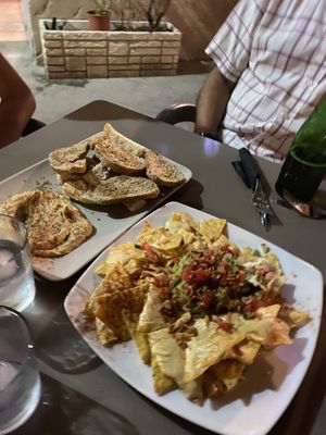 Hummus y nachos con queso y guacamole  at Jardin Urbano in Valencia