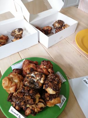 Mohn-Vanille, Cookie, Karamell-Brownie, Milchreis und Nougat... 😋 at Spluffin Bakery in Berlin