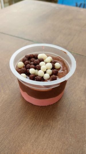 Mousse de chocolate com morango at Villaveg Cozinha Natural in Belo Horizonte