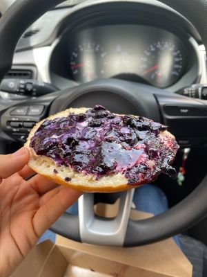 bagel con queso crema y moras   at Veganeria Le Muf in Mexico City