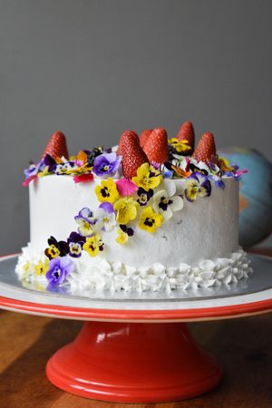 Pastel de tres leches con decoración de flores comestibles  at Veganeria Le Muf in Mexico City