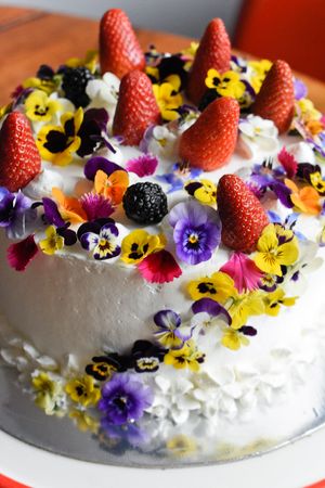 Pastel de tres leches con decoración de flores comestibles  at Veganeria Le Muf in Mexico City