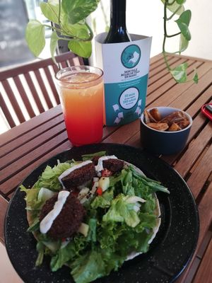 Ensalada con falafel y papas at Capuchino Cafe in La Paz