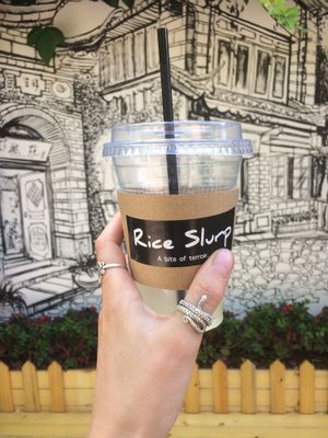 see this art wall, next this is the restaurant. It was hard to find first  at Rice Slurp in Lijiang