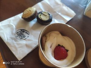 Trifle met aardbeien en brownies 😋❤️ at Starfish Deli in Antwerpen