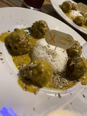 Vegane Bällchen mit Currysauce im Reisbett.  at Anchoita del Pana in Malaga