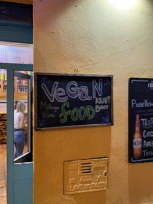Gut gekennzeichnete vegane Produkte 👍  at Anchoita del Pana in Malaga