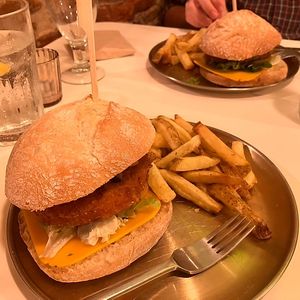 Hamburguesa de no pollo rebozado con sofrito de champiñones y queso vegetal  at Voodoo Restaurant in Badajoz