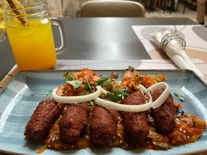 Vegan Ćevapčići with „fried“ sweet potato which was rather steamed but very delicious on some sauce made from grilled veggies I assume (+ ginger-turmeric lemonade 🤪)  at Nishta in Dubrovnik
