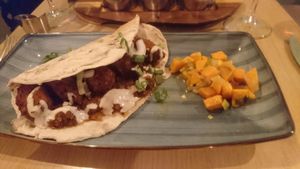 En plat : Ćevapčići véganisé at Nishta in Dubrovnik