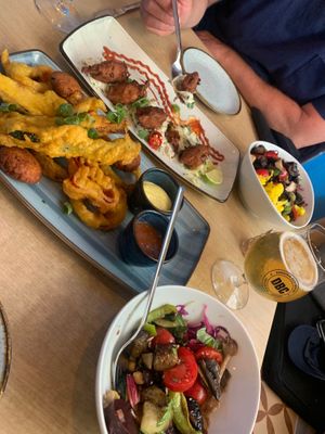 Starters: Pakoras, tempura veg and salads at Nishta in Dubrovnik