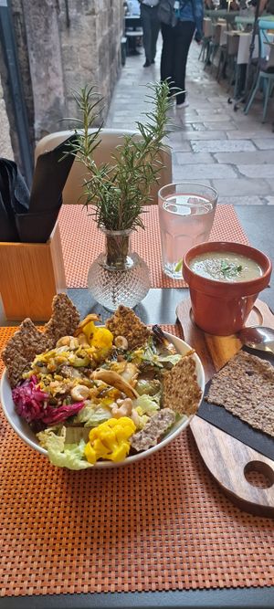 Salad bowl e sopa at Nishta in Dubrovnik