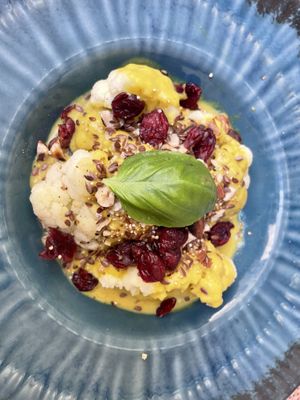Coliflor con salsa, frutos secos crunchy y arándanos .  at Nishta in Dubrovnik