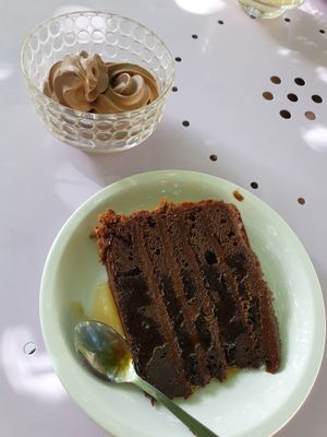 Chocolate peanut cake at Délices Veggies in Metz