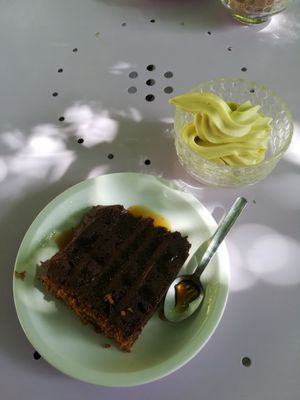 Chocolate peanut cake at Délices Veggies in Metz