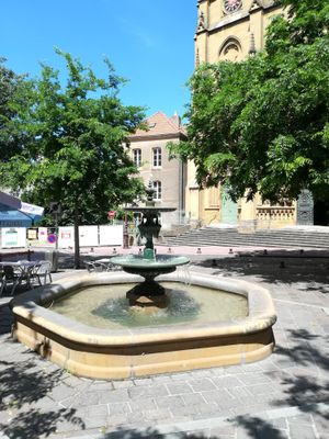Outside seating at Délices Veggies in Metz