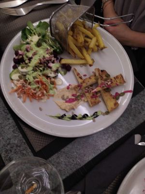 tofu à la japonaise with fries and salad at Délices Veggies in Metz