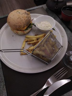 burger with fries (nouveaux fermiers) at Délices Veggies in Metz