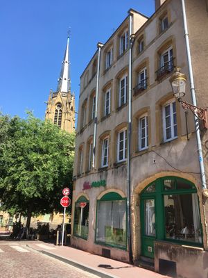 Schöne Terrasse unter Bäumen   at Délices Veggies in Metz