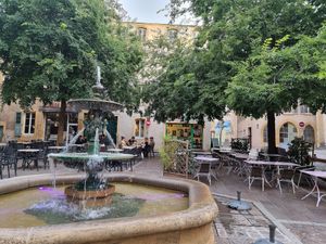 Large outdoor seating at Délices Veggies in Metz