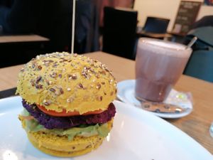Forget Meat Burger (10,90€) and hot chocolate at Délices Veggies in Metz