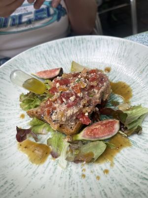 Bruschetta with tomatoes and tofuu  at Délices Veggies in Metz