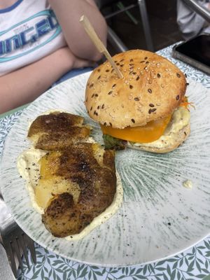 Falafel burger with smashed potatoes  at Délices Veggies in Metz