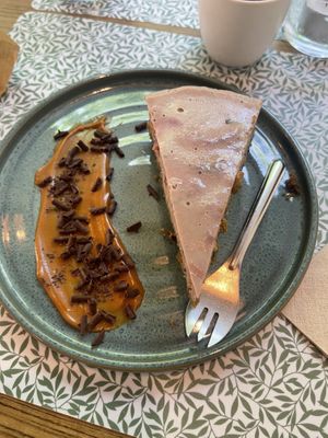 Plum and strawberry cheesecake   at Délices Veggies in Metz