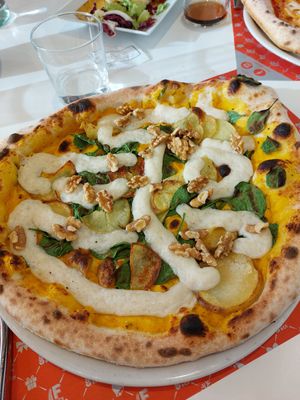 Pizza con crema di zucca, patate e mozzarella vegana. Dicembre 2023, buonissima! at Farina & Co in Bergamo