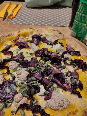 Pizza con crema di zucca, mozzarella veg, radicchio caramellato, ricotta di anacardi e semi di zucca at Farina & Co in Bergamo