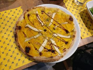 "Veggie & Co" pizza, vegan. at Farina & Co in Bergamo