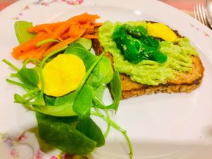 Zuurdesem spelt toast met avocado, wakame en winterpostelein at De Groene Waaier in Ghent