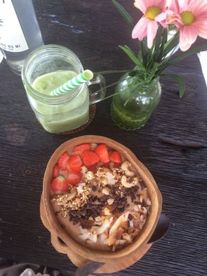 choco peanut butter bowl $ matcha ice latte with coconut milk at Matcha Cafe in Tibubeneng