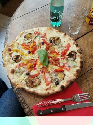 vegan pizza at Happiz - Sablons in Paris
