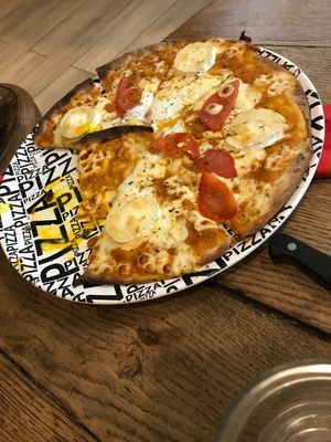 Vegatarin pizza at Happiz - Sablons in Paris