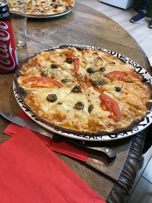 Perfect vegan pizza at Happiz - Sablons in Paris