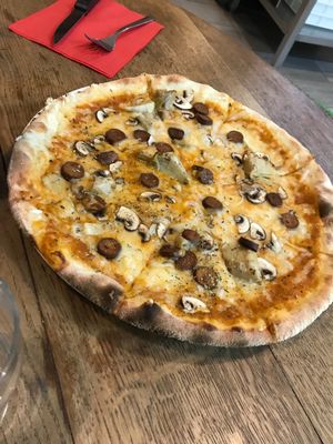 Vegan chorizo pizza ? with choices of veggies. Yum! at Happiz - Sablons in Paris