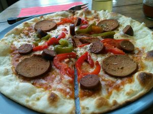 Pizza chorizo merguez poivrons mozza vegan at Happiz - Sablons in Paris